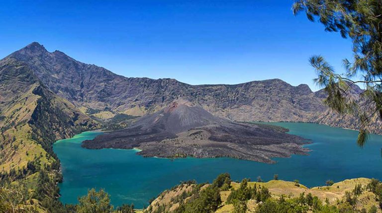 Wisata Gunung Rinjani Puncak Tertinngi Kedua di Indonesia